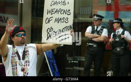 Un membre de la tribu Yurok - qui sont des Indiens d'Amérique du Nord - proteste à l'extérieur de l'assemblée générale annuelle de ScottishPower au Festival Theatre d'Édimbourg. La filiale de ScottishPower aux États-Unis possède et exploite un complexe de barrages sur la rivière Klamath, que les Indiens américains affirment avoir dégradé la qualité de l'eau sur la rivière et contribué à une forte diminution du nombre de saumons dans ce qui était autrefois la troisième plus grande rivière à saumon de l'Amérique. Banque D'Images