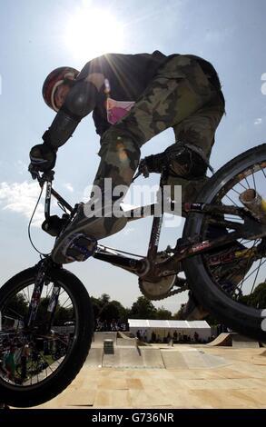 Un pilote BMX effectue des cascades pendant les Jeux urbains, qui se tiennent sur Clapham Common dans le sud de Londres. Banque D'Images