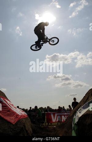 Un pilote BMX effectue des cascades pendant les Jeux urbains, qui se tiennent sur Clapham Common dans le sud de Londres. Banque D'Images