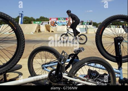 Un pilote BMX effectue des cascades pendant les Jeux urbains, qui se tiennent sur Clapham Common dans le sud de Londres. Banque D'Images