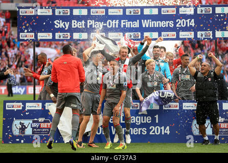 Football - Sky Bet League One - jouer - finale - Leyton Orient / Rotherham United - Stade Wembley.Les joueurs de Rotherham United fêtent avec le trophée de jeu de la Ligue des Bet du ciel après le match Banque D'Images