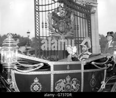 Accompagné de la Reine et du duc d'Édimbourg, l'empereur Haile Selassie d'Éthiopa, arrive au Palais de Buckingham au début de leur visite d'État en Grande-Bretagne. Banque D'Images