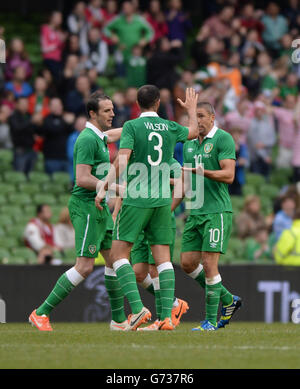 Jon Walters, de la République d'Irlande, célèbre avec ses coéquipiers après avoir obtenu son score lors du match international amical au stade Aviva, à Dublin, en Irlande. Banque D'Images