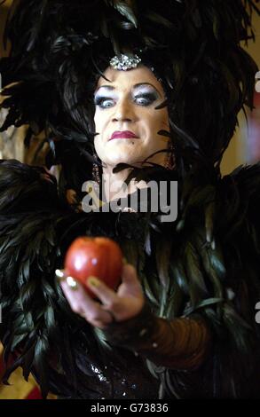 Lily Savage jouera la reine Wicked en blanc neige et les sept Dwarfs, il a été annoncé lors d'une séance photo tenue au Victoria Palace Theatre, dans le centre de Londres. Banque D'Images