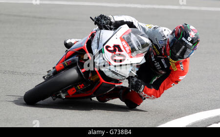 Motor Racing - Superbike FIM World Championship - Round Five - Race Day - Donington Park.Sylvain Guintoli d'Aprilia RSV4 Factory lors de la deuxième manche du 5 du Championnat du monde FIM Superbikes à Donington Park, Donington. Banque D'Images