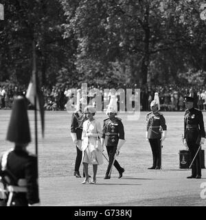 La Reine, en tant que colonel en chef, présente de nouvelles normes à la cavalerie de la maison - les gardes de la vie et les gardes royaux du cheval (les Bleus) - pendant la parade des gardes du cheval à Londres. Banque D'Images