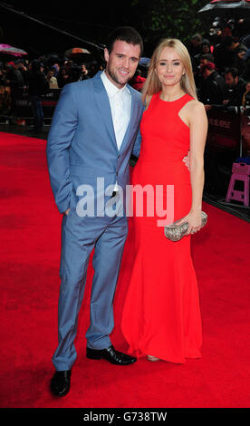 Jonas Armstrong et Sammy Winward assistent à la première mondiale de Edge of Tomorrow au cinéma Imax de Londres. C'est la première première dans une course de tapis rouge que Tom Cruise traverse les pays pour promouvoir son nouveau film à un trio de premières. Banque D'Images