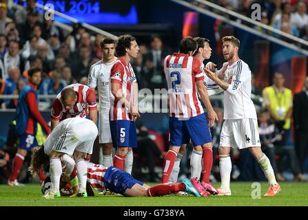 Balle de Gareth du Real Madrid (centre droit) Tente de calmer son coéquipier Sergio Ramos au fur et à mesure impliqué dans une altercation Banque D'Images