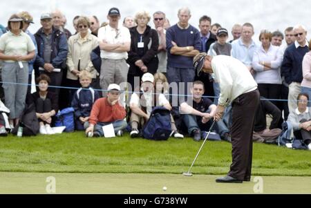 Colin Montgomerie d'Écosse lors de son second tour au Barclays Scottish Open sur le parcours de golf Loch Lomond. Banque D'Images