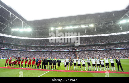 Football - Championnat Sky Bet - jouer - finale - Derby County v Queens Park Rangers - Stade Wembley.Les joueurs des Queens Park Rangers, les officiels de match et les joueurs du comté de Derby se font la queue avant le début du match Banque D'Images