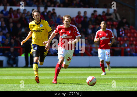 David Vaughan, de la forêt de Nottingham (centre), s'éloigne de Brighton & Will Buckley (à gauche) de Hove Albion pendant qu'ils se battent pour le bille Banque D'Images