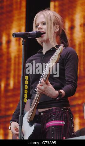 . . Le chanteur avril Lavigne se produit sur scène lors du concert Capital radio Party in the Park, qui s'est tenu à Hyde Park, dans le centre de Londres, en aide au Prince's Trust. Banque D'Images