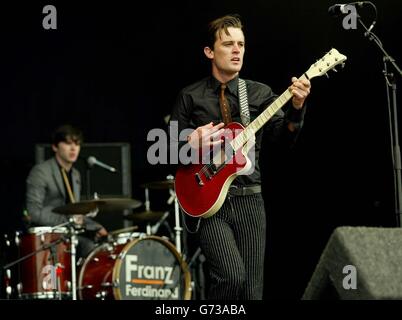 Nick McCarthy de Franz Ferdinand sur la scène principale pendant le deuxième jour de T dans le Parc, le festival de musique de deux jours à Balado près de Stirling. Banque D'Images