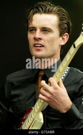 Nick McCarthy de Franz Ferdinand sur la scène principale pendant le deuxième jour de T dans le Parc, le festival de musique de deux jours à Balado près de Stirling. Banque D'Images