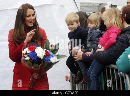 La duchesse de Cambridge fait la vague devant la foule alors qu'elle fréquente Forteviot fete à Forteviot, en Écosse. Banque D'Images