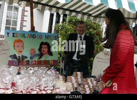 La duchesse de Cambridge regarde une photo faite de bonbons du duc de Cambridge, du prince George et d'elle-même alors qu'elle fréquente Forteviot fete à Forteviot, en Écosse. Banque D'Images