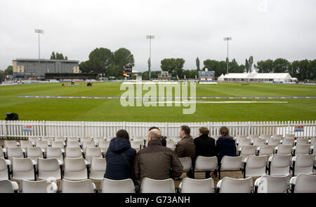 Cricket - NatWest T20 Blast - North Division - Derbyshire Falcons / Northamptonshire Steelbacks - le terrain du comté de 3aaa.Les fans regardent le personnel du terrain se départir alors que le match Blast NatWest T20 au terrain du comté de 3aaa est abandonné sans qu'une balle ne soit emballé. Banque D'Images