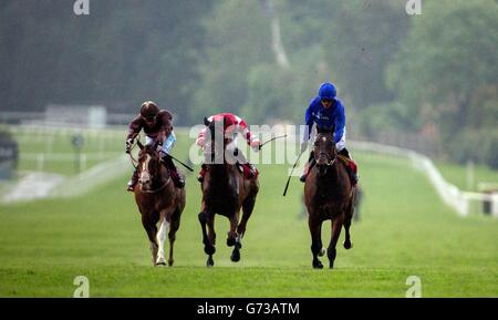 Sharestan (à droite) monté par Kieren Fallon bat Sheikhzayedroad (au centre) monté par Martin Lane et Top Notch Tonto (à gauche) monté par Dale SWIFT pour gagner le Cantor Fitzgerald Brigadier Gerard Stakes lors de la Cantor Fitzgerald Brigadier Evening Gerard au Sandown Park Racecourse, Surrey. Banque D'Images