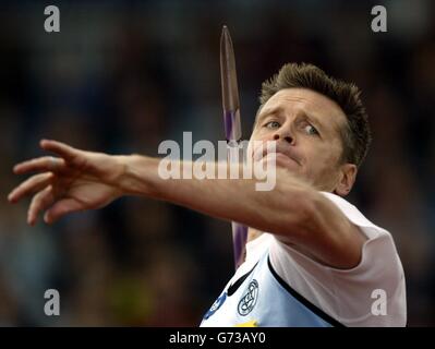 Steve Backley sur le chemin de gagner le Javelin le deuxième jour des championnats de l'Union de Norwich sur les essais olympiques et l'association d'athlétisme amateur à l'arène régionale de Manchester. Banque D'Images