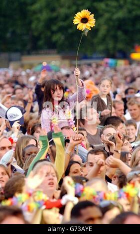 PAS DE MERCHANDISING. Les fans appréciant la représentation du chanteur Lionel Richie lors du concert Capital radio Party in the Park, qui s'est tenu à Hyde Park, dans le centre de Londres, en aide au Prince's Trust. Banque D'Images