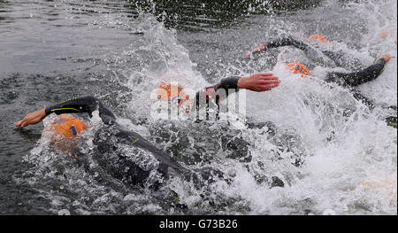 Jonathan Brownlee (au centre) en Grande-Bretagne au début de la course d'élite des hommes pendant le Triathlon de PruHealth World à Londres. Banque D'Images