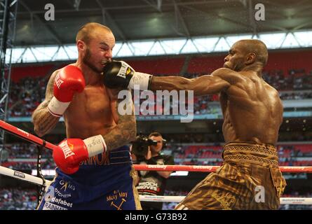 Kevin Mitchell (à gauche) en action avec Ghislain Maduma dans leur combat léger au stade Wembley, Londres. Banque D'Images