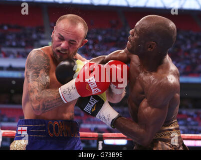 Boxe - sous-carte - Wembley Arena.Kevin Mitchell (à gauche) en action avec Ghislain Maduma dans leur combat léger au stade Wembley, Londres. Banque D'Images