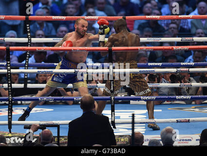 Boxe - sous-carte - Stade Wembley.Kevin Mitchell (à gauche) en action avec Ghislain Maduma dans leur combat léger au stade Wembley, Londres. Banque D'Images