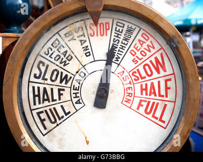 Ancien navire de direction assistée/bateau/moteur bateau en vente dans un marché de rue. Banque D'Images