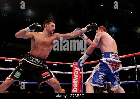 Carl Froch (à gauche) pointait George Groves lors de l'IBF et du WBA World Super Middlewhuit Title Fight Title Fight au Wembley Stadium, Londres. Banque D'Images