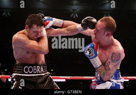 Carl Froch (à gauche) échange des poinçons avec George Groves lors du combat IBF et WBA World Super Middlewhuit Title au stade Wembley, Londres. Banque D'Images