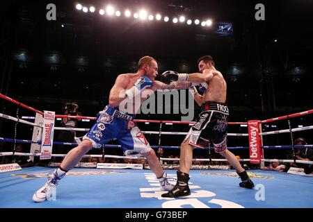 Carl Froch (à droite) échange des poinçons avec George Groves lors du combat IBF et WBA World Super Middlewhuit Title au stade Wembley, Londres. Banque D'Images