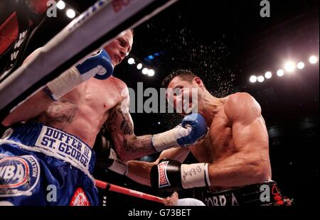 Carl Froch (à droite) échange des poinçons avec George Groves lors du combat IBF et WBA World Super Middlewhuit Title au stade Wembley, Londres. Banque D'Images