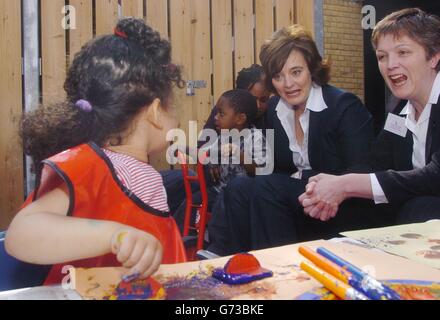 Cherie Booth, épouse du Premier ministre Tony Blair, joue avec Amy Rogers, 2, au East London Childcare Institute (ELCI), dans l'est de Londres, comme le regarde la conseillère Dame Sally Powell (à droite).L'institut, le premier centre de garde d'enfants de Londres, offre une formation gratuite à des centaines de Londoniens en matière de garde d'enfants et fournit des garderies de haute qualité et abordables pour aider les parents à retourner au travail ou à la formation. Banque D'Images