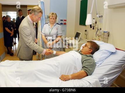 Le Prince Charles rencontre Peter Lloyd d'Aberdare lors d'une visite à l'hôpital Prince Charles de Merthyr Tydfil, Mid Glamourganshire. Le père de M. Lloyd était intendant du duc d'Édimbourg. Banque D'Images