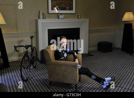 Chris Froome de Team Sky attend à l'hôtel Rudding Park pendant la séance photo de Harrogate, dans le Yorkshire, avant de commencer un entraînement. Banque D'Images