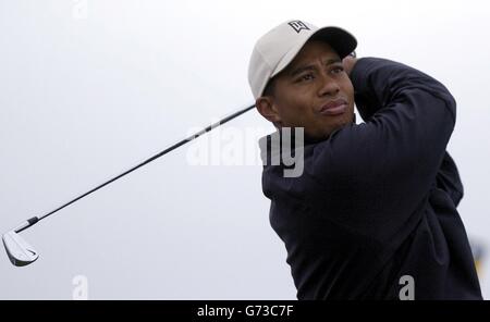 Le golfeur américain Tiger Woods en action lors de son entraînement au 133e Open Championship au Royal Troon Golf Club, en Écosse. Banque D'Images