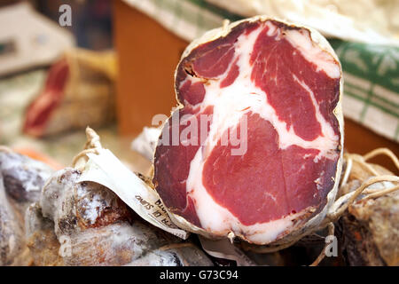 Marché de l'alimentation de rue. L'Italien cold cut, coppa di suino, du sud de l'Italie. Banque D'Images