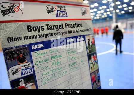 Sports - StreetGames football pools Fives - Swindon.Action générale lors de la finale régionale du Centre Sud du tournoi StreetGames football pools Fives à Futsal UK à Swindon. Banque D'Images