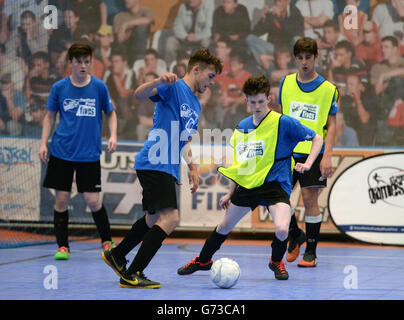 Sports - StreetGames football pools Fives - Swindon.Action générale lors de la finale régionale du Centre Sud du tournoi StreetGames football pools Fives à Futsal UK à Swindon. Banque D'Images