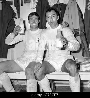 Les joueurs de Tottenham Hotspur, Mike England (à gauche) et Jimmy Greaves, célèbrent la victoire finale 2-1 de la coupe FA de Spurs sur Chelsea avec une pinte de lait, après le match à Wembley, Londres. Banque D'Images