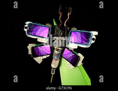 Vue générale d'un papillon numérique commandé par O2 Recycly qui a été fait à partir de composants de smartphone. Banque D'Images