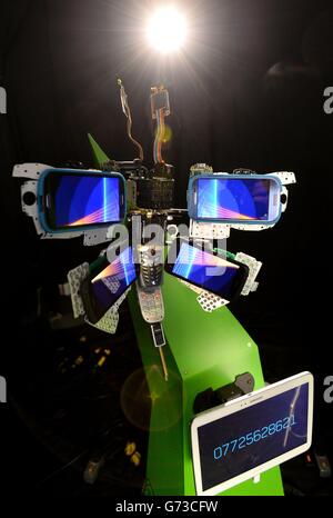 Vue générale d'un papillon numérique commandé par O2 Recycly qui a été fait à partir de composants de smartphone. Banque D'Images
