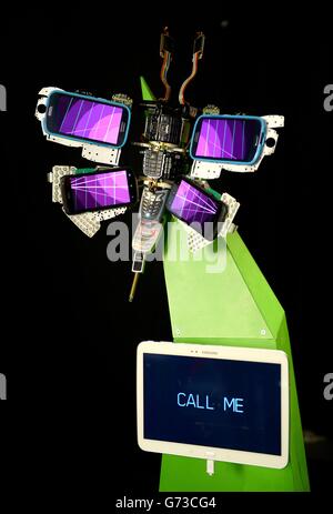 Vue générale d'un papillon numérique commandé par O2 Recycly qui a été fait à partir de composants de smartphone. Banque D'Images