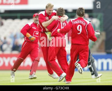 Dominic Cork de Lancashire Lightning (de retour à l'appareil photo) célèbre le fait de faire un tour de chapeau contre les Outlaws du Nottinghamshire avec Andrew Flintock et James Anderson lors du match de la coupe Twenty20 à Old Trafford. Banque D'Images