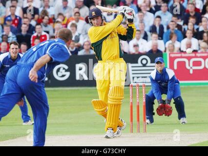 Le batteur d'Essex Eagles Ronnie Irani déballe le bowling du lanceur des Sussex Sharks Jason Lawry en tant que gardien de rue Carl Hopkinson regarde pendant la coupe Twenty20 à Chelmsford, dans l'Essex. Banque D'Images