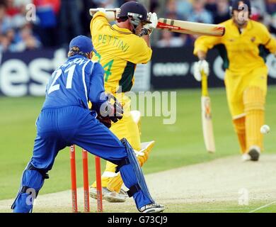 Mark Pettini, batteur d'Essex Eagles, frappe le ballon du bowling du lanceur des Sussex Sharks Mushtaq Ahmed alors que le gardien de rue Carl Hopkinson regarde pendant la coupe Twenty20 à Chelmsford, dans l'Essex. Banque D'Images