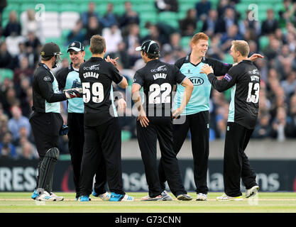 Cricket - NatWest T20 Blast - South Division - Surrey c. Middlesex - The Kia Oval.Les joueurs de Surrey célèbrent la prise d'un cricket Banque D'Images