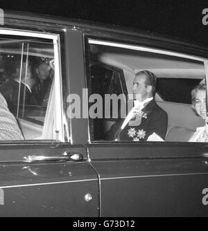 Le futur roi d'Espagne, le Prince Juan Carlos, avec sa femme la princesse Sofia, arrivant au Palais de Buckingham pour assister à une réception donnée par la Reine pour la princesse Anne et le capitaine Mark Phillips. Banque D'Images