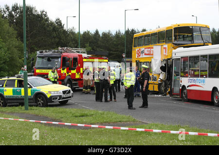 Scène d'une collision frontale impliquant deux autobus scolaires à une jonction sur l'A693 à Stanley, dans le pays de Durham, qui s'est produite vers 8h20 ce matin. Banque D'Images